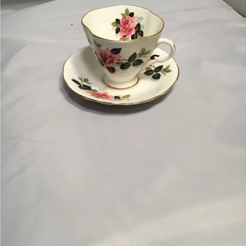 Vintage‎ CLARENCE BONE CHINA MADE IN ENGLAND TEA CUP